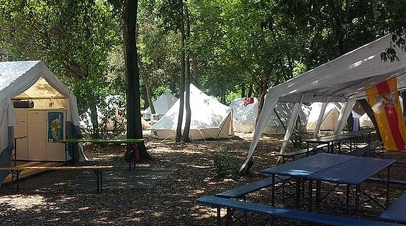 Zelte stehen auf Campingplatz auf Korsika